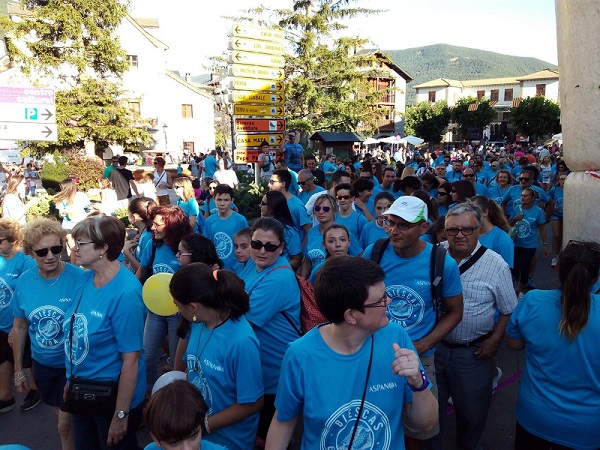 1.400 personas marchan en Biescas en apoyo a Aspanoa