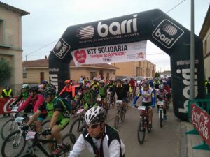 500 ciclistas pedalean contra el cáncer infantil en Almudévar