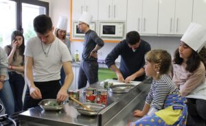 Mateo Sierra enseña a cocinar a las familias de Aspanoa