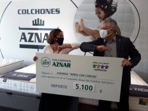 Colchones Aznar dona 5.100 euros para luchar contra el cáncer infantil