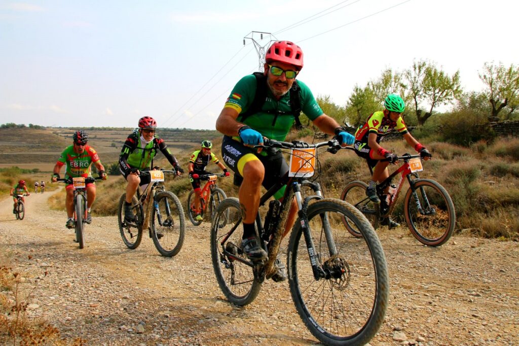 Más de 800 ciclistas pedalean contra el cáncer infantil en Almudévar