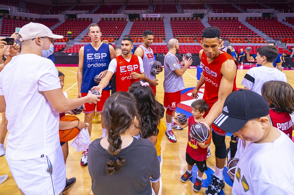 Los niños de Aspanoa conocen a la Selección Española de Baloncesto