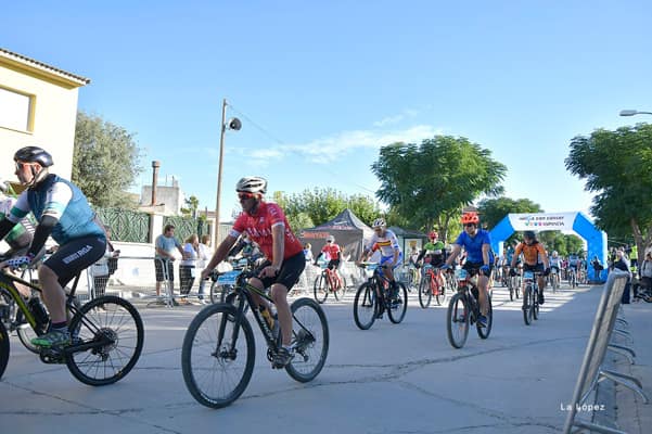 Evento BTT en la línea de salida/meta