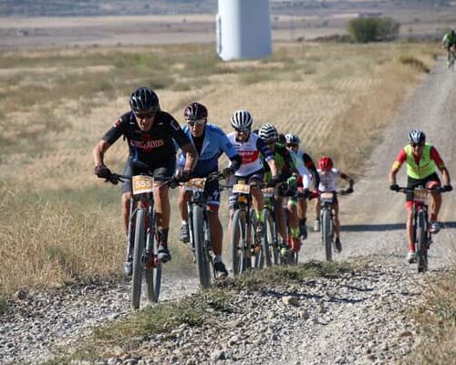 Evento BTT varios ciclistas circulando