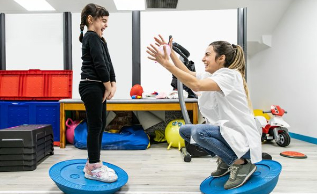 Musicoterapia responsable y niña