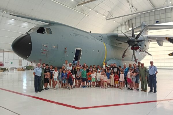 Más de 40 niños y adolescentes de Aspanoa visitan la Base Aérea de Zaragoza