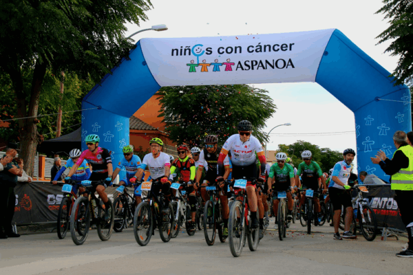 Aspanoa llena Almudévar de solidaridad: 979 ciclistas contra el cáncer infantil
